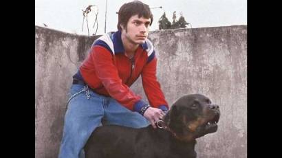 Gael García Bernal interpreta a Octavio en Amores perros.