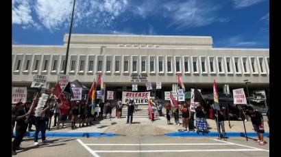 Ante el edificio de Rapid City donde sesionaba la audiencia se exigió la libertad de Peltier