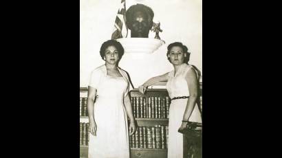 Melba y Haydée ante un busto de José Martí