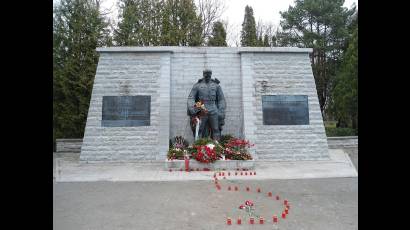 Soldado de Bronce de la colina de Tõnismaë al Cementerio de las Fuerzas de Defensa