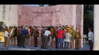 Al amanecer las máximas autoridades del Partido y el Gobierno en Santiago de Cuba, en nombre de toda la nación, rindieron tributo a los mártires del Moncada, en aniversario 71 de la gesta.