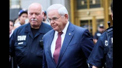 Bob Menéndez sale del juicio en que fue declarado culpable