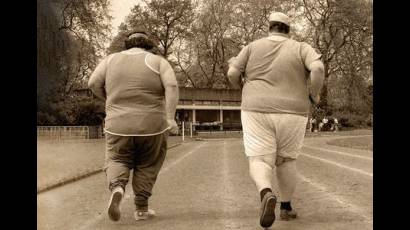 La actividad física simple, como caminar, es importante para controlar el peso