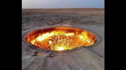 Por un error humano se creó La Puerta del Infierno, que arde a más de 1000 grados