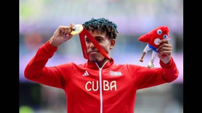 Premiado con su medalla de oro Robiel Yankiel Sol en el salto de longitud