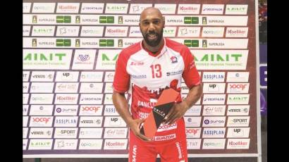 El veterano central Robertlandy Simón sobresalió entre los voleibolistas cubanos que se desempeñan en la Superliga italiana