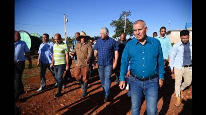 Caminando entre surcos, el Presidente conoció sobre los resultados de la siembra de cultivos