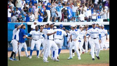 La escuadra de Industriales derrotó 8×4 a Mayabeque y se colocó a un éxito de avanzar a las semifinales