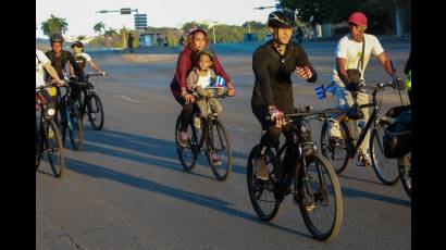 Pedalean jóvenes hacia Girón en saludo a la victoria antimperialista