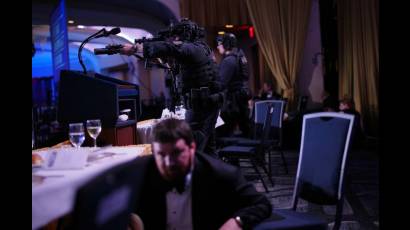 Agentes policiales en el salón de la cena