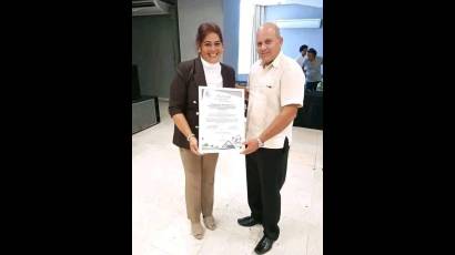Momento en que la Doctora en Ciencias Veterinarias Yulaine Corrales Barrios recibió hace pocos días el Premio Nacional a la Innovación Tecnológica correspondiente a 2025 .