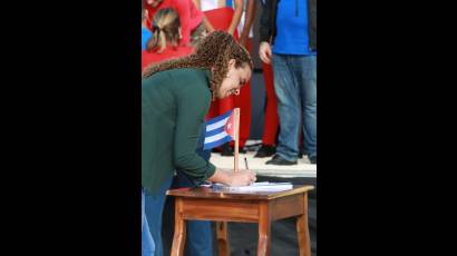 En todas las comunidades, así como en los centros laborales y estudiantiles se abrirán libros para el proceso de firmas en respaldo a la Declaración del Gobierno Revolucionario Cubano ¡Girón es hoy y es siempre!