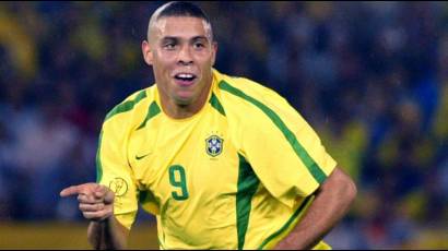 Con su icónico pelado, hecho especialmente para la final, Ronaldo Nazario le marcó un doblete a Alemania que selló su redención en el mundo del futbol.