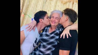 Yelaines con sus hijos Andrés y Abel, quienes viven orgullosos de ella.