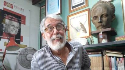 El historiador y escritor Larry Morales en cuarto de trabajo