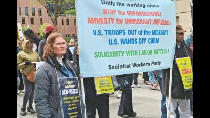 Este fue uno de los carteles enarbolados en el 1ro. de Mayo en Chicago