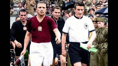 Ferenk Puskas (de rojo a la izquierda) y Fritz Walter (de blanco a la derecha) fueron los capitanes del inolvidable Milagro de Berna.