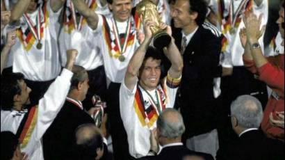 Alemania levantó su tercer título mundial tras vencer a Argentina en la final con un polémico penal.