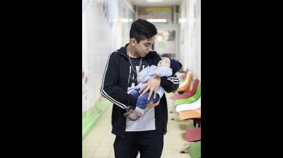 Ser papá a temprana edad es un cambio estresante para el adolescente y su familia.