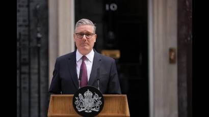 Frente al 10 de Downing Street, Keir Starmer anunció su dimisión como primer ministro.