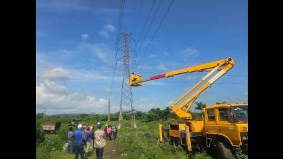 Brigadas de linieros de las provincias Santiago de Cuba y Guantánamo trabajan en el municipio San Luis, en la reparación de las líneas de 110 kV que garantizan el suministro eléctrico hacia la provincia guantanamera.
