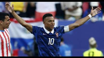 Desde el punto penal Kylian Mbappé empató a Lionel Messi en la cima de la bota de oro del torneo.