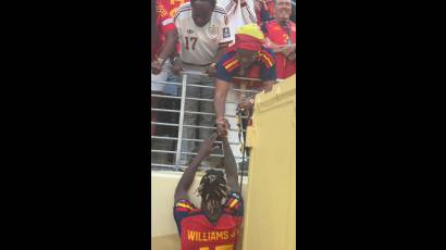 Nico Williams le entregó a su madre la medalla de oro mundialista