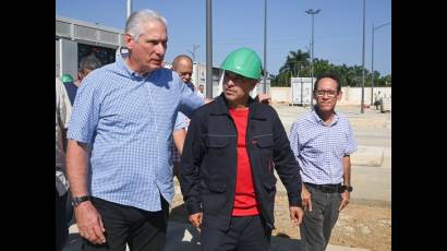 Díaz-Canel visita  Sistema de Almacenamiento de Energía en Baterías Habana 220