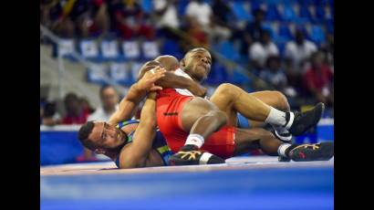 Geannis Garzón controla a su adversario en la lucha por el oro centroamericano. Abel Rojas Ballobre