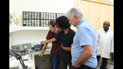 Miguel Díaz-Canel Bermúdez visitó el Instituto de Cibernética, Matemática y Física