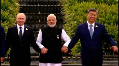 Emblemática imagen de la 18va. Cumbre de los Brics: Putin, Modi y Xi se dan la mano.