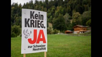 No a la guerra,Sí a la neutralidad en un campo de los Alpes suizos