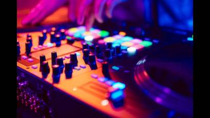 DJ
