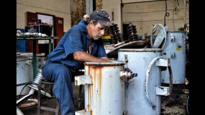 Cada equipo que reconstruyen a pulso devuelve la luz a hospitales, escuelas y barrios