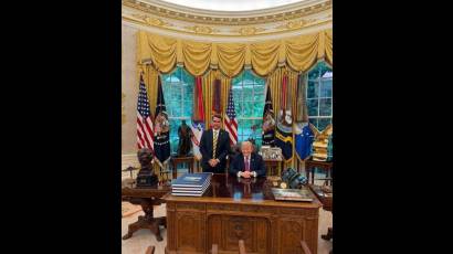 Flavio Bolsonaro fue recibido por Trump en el Despacho Oval.