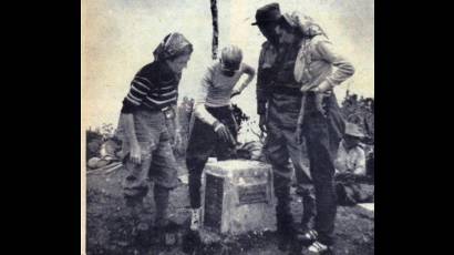 El doctor Manuel Sánchez Silveira, colocando el acta oficial de la expedición en la urna que existía en el Pico Turquino. Aparecen también en la foto Jilma Madera, Aníbal T Díaz y Celia Sánchez