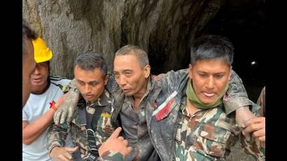 Militares trasladan a un ciudadano chino rescatado de un túnel de 225 metros en el proyecto hidroeléctrico Upper Trishuli-1, en Rasuwa, tras las inundaciones