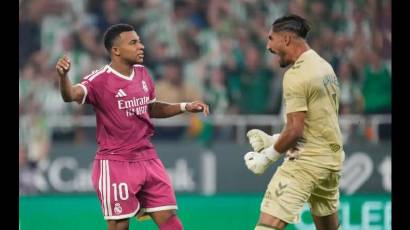 Álvaro Valles celebra en la cara de Kylian Mbappé una parada que vale tres puntos.