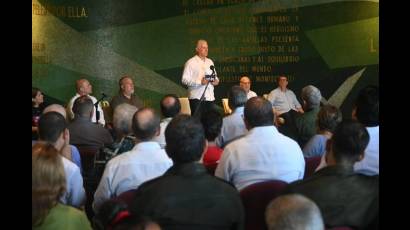 El presidente cubano sostuvo un encuentro con familiares y compañeros de las víctimas del crimen de Barbados y de otros atentados terroristas contra Cuba.