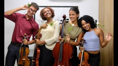 Alejandro Japón,Ana Gabriela León,Cristi Martínez y  Alicia Jardines integran el cuarteto de cuerdas Orígenes.
