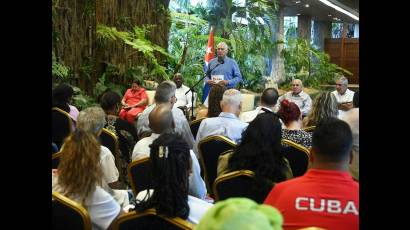 Encuentro del Presidente cubano con líderes de diferentes grupos y organizaciones cubanas.