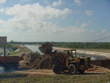 Trabajos en el cauce del río Naranjo