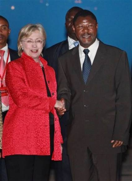 Hillary Clinton es recibida por el ministro de Exteriores  de Kenya