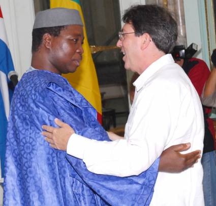 Fidéle Diarra, embajador de Mali recibió la Medalla de la Amistad que otorga el Consejo de Estado