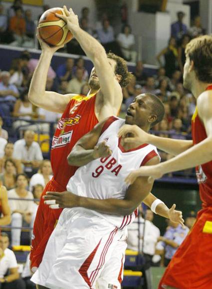 Selección masculina cubana de baloncesto cayo ante españa en partido amistoso