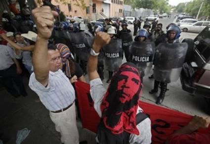 Manisfestantes en Corte Suprema de Honduras