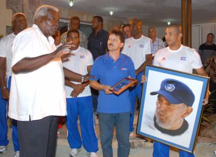 Parte equipo cubano de béisbol hacia Copa del Mundo