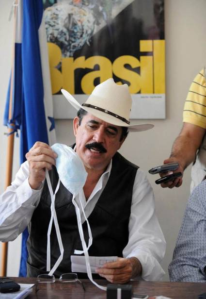 Manuel Zelaya denuncia ataques con gases lacrimógenos