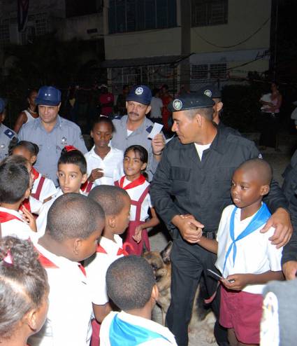 Estudiantes cubanos realizan la Guardia Pioneril