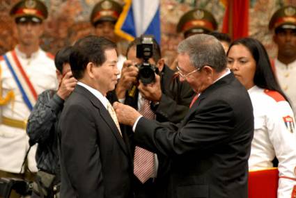Raúl condecora a presidente vietnamita con Orden José Martí